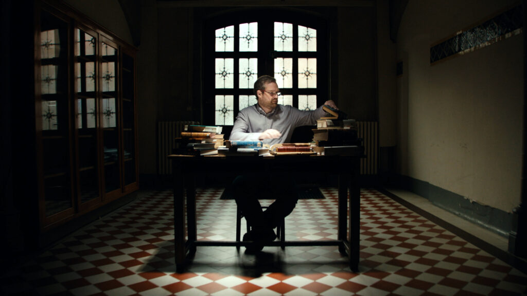 UGent professor aan een bureau in het gebouw van de Universiteit Gent